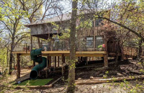 Magical Treehouse with Slide by Brazos River for Family Glamping Adventures in Texas - Foto 1