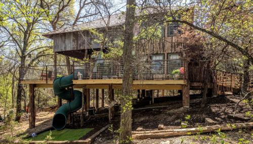 Magical Treehouse with Slide by Brazos River for Family Glamping Adventures in Texas - Foto 1