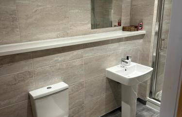 Two Bedroom City View Apartment Liverpool by StaySavvy Accommodation - Photo 12