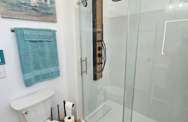 SeaSide Lake-Front Cottage - Foto 17