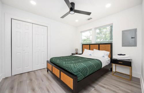 Chic 3BR Bungalow with Screened Porch & Patios - Foto 14