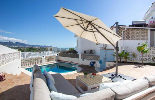 Private Beach Villa for 6 with Seaview, Pool & big Sun Terrace - Foto 1
