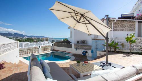 Private Beach Villa for 6 with Seaview, Pool & big Sun Terrace - Foto 1