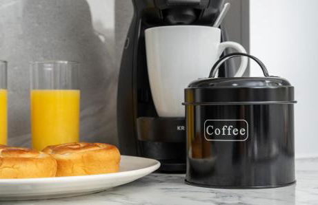 Beautiful Orpington Home w Pool Table and Driveway - Photo 60