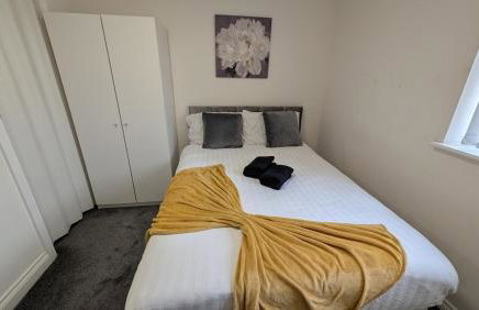 Large Modern House With Private Parking - Photo 160