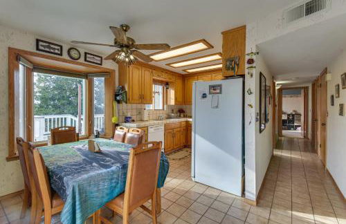 Deck and Wooded Views 5-Acre Auberry Retreat! - Foto 7