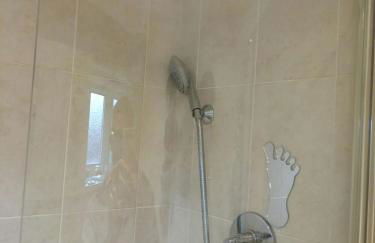 The Holbein Three bedroom home near tilgate park private parking and garden - Foto 25