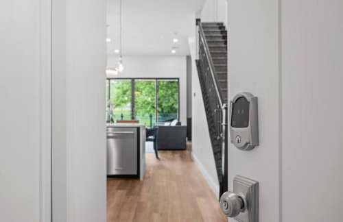 Stunning Penthouse Double King Suite on Butler Street with rooftop deck and free off street parking - Foto 10