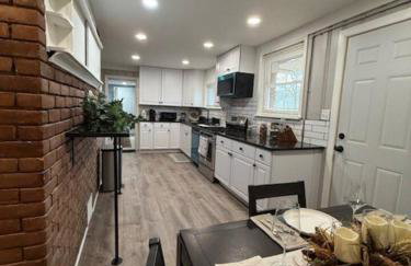 Newly Renovated Gem Fenced Backyard 2 Full Baths - Foto 8