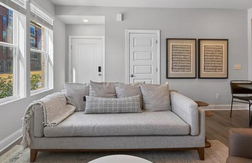 Luxe King Bed, Balcony, Garage in Downtown Raleigh - Foto 41