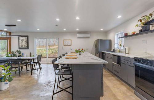 Modern 5BR Home with Mtn Views BBQ & Pool Table - Foto 18