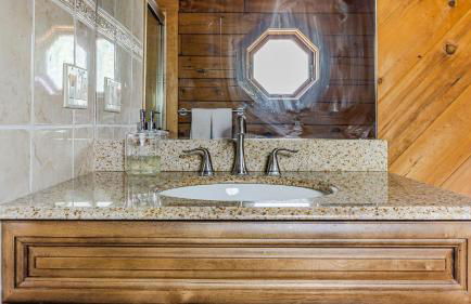 PoolHot Tub Firepit Near Hikes Shops Dining Cragswood Lodge by AvantStay - Foto 21