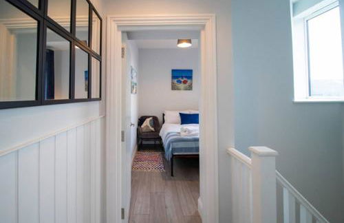 The Little Blue House by Sheppey Stays -Cosy 2BR Blue House - Near Docks with Parking - Foto 46