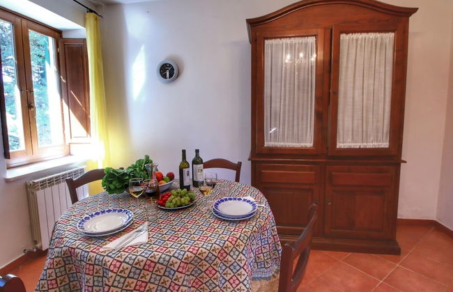 Stunning Farmhouse with Swimming Pool & Hot Tub in Umbria - Photo 23