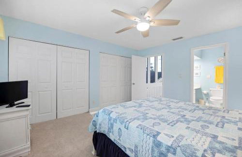 Beachy Vibes - 2BR w lake views & screened sunroom - Foto 10