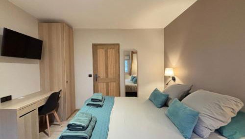 Chant des mouettes Maison rénovée spacieuse tout confort grand jardin belle terrasse aménagée parking 8 personnes 4 sdb 5 wc à 10 mn à pied de la mer Port en Bessin tous commerces restaurants proche Omaha Beach - Photo 5, towels, wardrobe