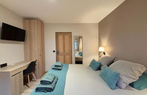 Chant des mouettes Maison rénovée spacieuse tout confort grand jardin belle terrasse aménagée parking 8 personnes 4 sdb 5 wc à 10 mn à pied de la mer Port en Bessin tous commerces restaurants proche Omaha Beach - Photo 5