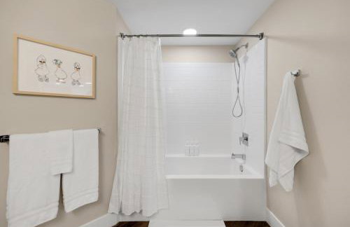 Luxury 1BR Newport Beach Condo with Pool and Gym - Foto 16