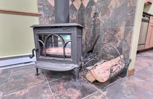 CozyDen - AC, Grill, Bike to Mountain, Porch! - Foto 11