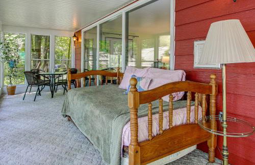 Waterfront Berry Lake Getaway with Sunroom! - Foto 11