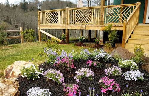 Unique Yurt Rental on Peony Farm with Riverfront View in Clyde, North Carolina - Foto 26