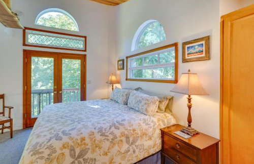 Enchanting Escape with Hot Tub, Decks and Views! - Foto 15