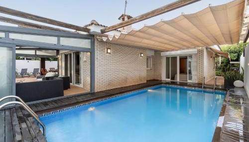 "Charm & Cozy 4BR - 3BA with Pool & Barbecue" - Photo 2