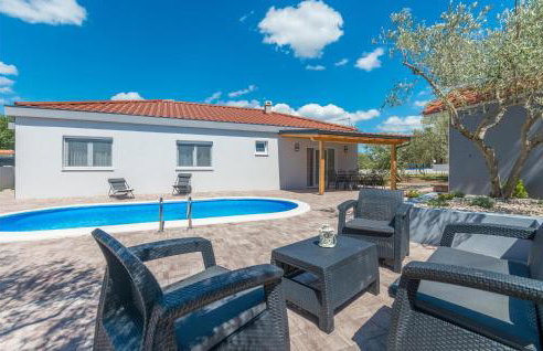 3 Bedroom Cozy Home In Sikovo - Foto 1