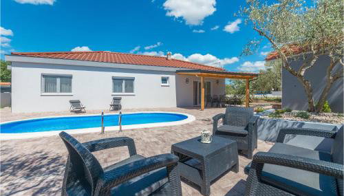 3 Bedroom Cozy Home In Sikovo - Foto 1