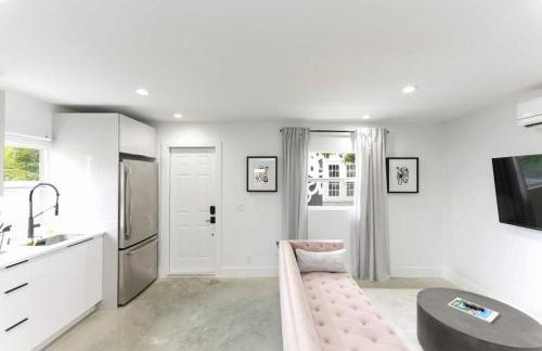 1BD 1BA-Black&White ArtBNB Cottage-Antique Row WPB - Foto 11