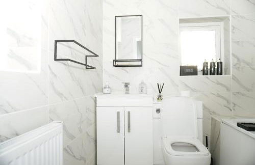 Luxury 3-Bedroom Home , with Free parking - Photo 16