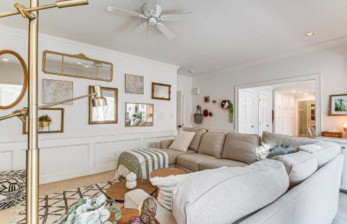 4,100-Sq-Ft Gem with Pool Table and Yard in Raleigh - Foto 6