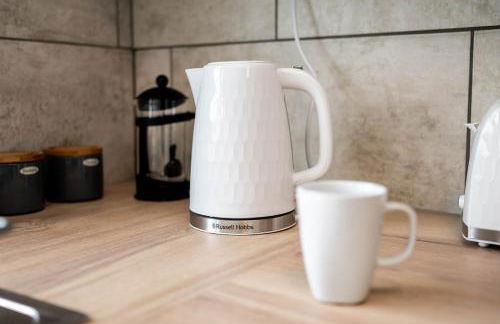 #34 Two bed apt Private Parking Stylish & homely - Photo 35