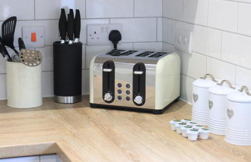 Detached Bungalow - Sleeps 8 - Free Parking, Fast Wifi, Smart TV and Garden by Yoko Property - Photo 8