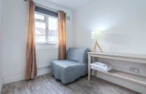 Bright & Stylish 4-Bed Home in the Heart of Morden - Photo 29