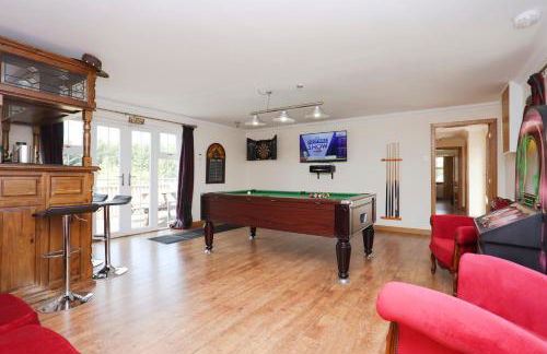 JOIVY Greenknowes Farmhouse with Hot Tub and Bar - Photo 21