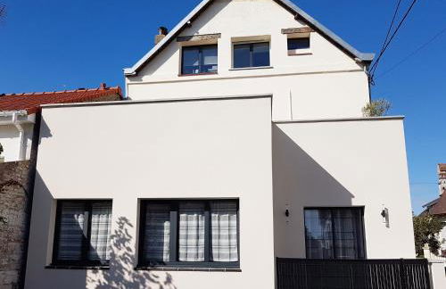 LES VAGUES, terrasse rez-de-ch, parking gratuit, lits faits, animal bienvenu et tout à pied - Foto 17