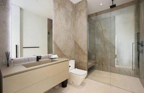 Ultra-Luxurious BH Estate with Pool, Theatre, Views - Foto 49