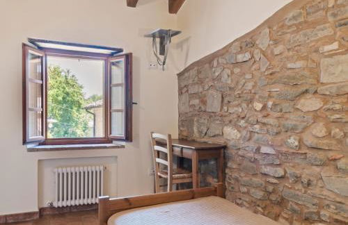 Tranquil Village Stay with Fireplace - Photo 17