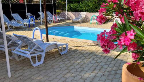 15mn de Cannes, Villa la Soleiade , Gites , type T2, clim, piscine, parking au Lac de Saint-Cassien VAR - Foto 3