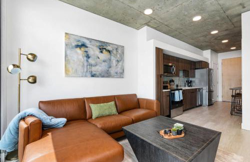 Exceptional 1BD BA-PoolHotTubGymParking- Downtown! - Foto 17