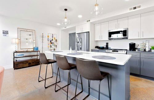 Theatre Retreat 2 Bedroom Loft - 1 Blk from Theatres - Foto 12