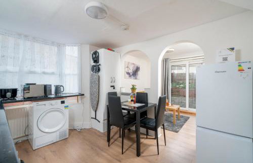 Modern 2Bed North London Flat by D3 Short Stay, Sleeps 6, Private Yard - Foto 25