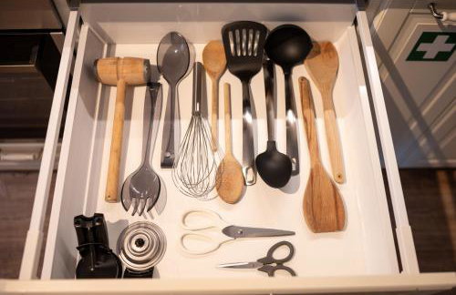 Platz für 8 Pers - C4S Come4Stay Monteure "InnArt" Boxspringbett Einzelbett Töging am Inn, Parkplatz, WLAN, Balkon, Smart TV, voll ausgestatteter Küche, Waschmaschine - Foto 35