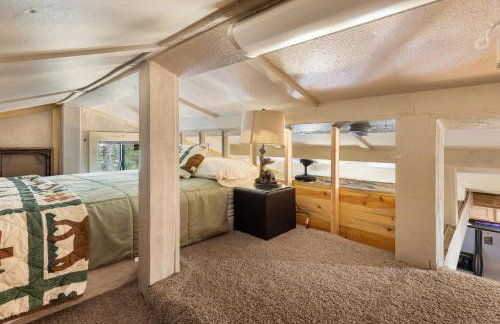 Hayloft Hollow by KABINO Fire Pit Fireplace Loft with Low Ceiling High Chair WiFi - Foto 26