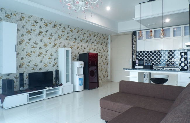 Vibrant Luxurious 1Br Apartment At La Riz Supermall Mansion - Photo 1