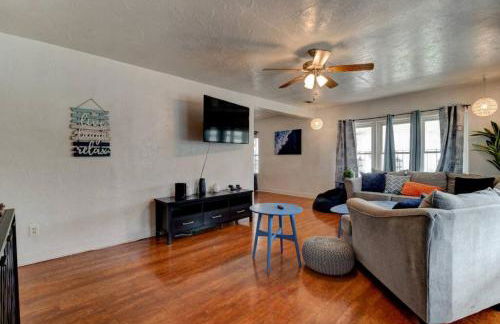 Shark Shack large house minutes to the beach - Photo 2