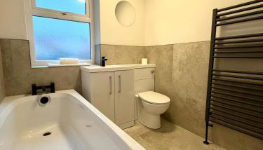 Spacious 4 Bed House, Modern, Free Parking - Foto 4