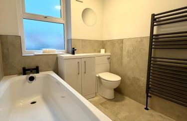 Spacious 4 Bed House, Modern, Free Parking - Foto 4