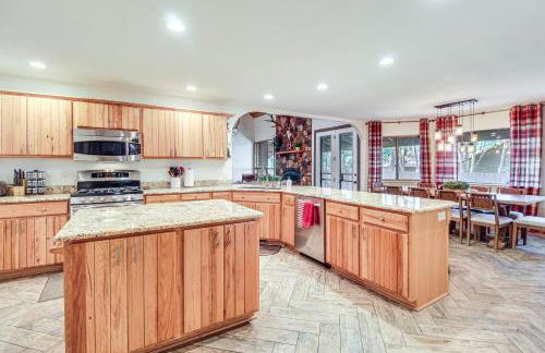 Near Woodland Lake Park Cabin with Serene Deck! - Foto 2